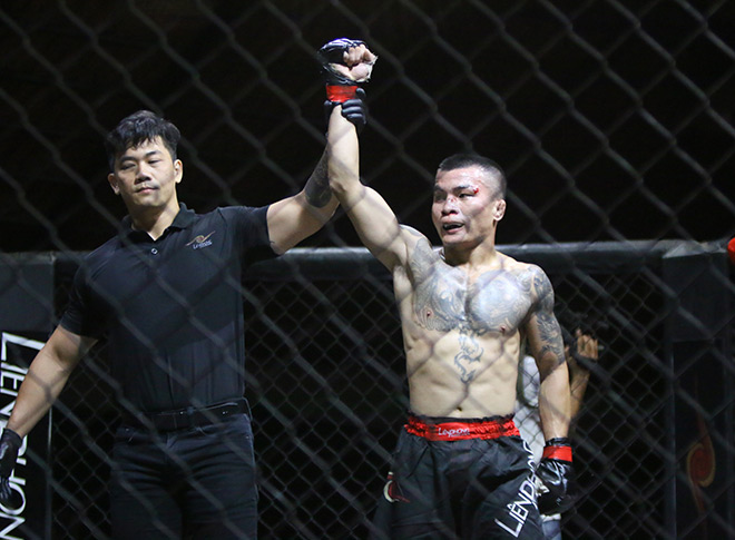 Võ sĩ MMA Ngọc Cảnh thắng đối thủ Tây tại võ đường Johnny Trí Nguyễn