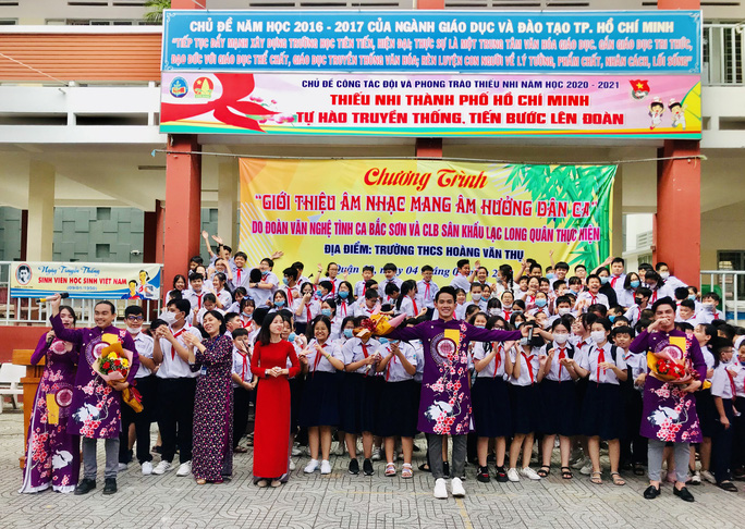 hiều 6-1, CLB Sân khấu Lạc Long Quân trực thuộc Trung tâm Tổ chức Biểu diễn và Điện ảnh TP HCM đã tổ chức chuyên đề Sân khấu học đường tại Trường THCS Tăng Bạt Hổ (quận 4, TP HCM).