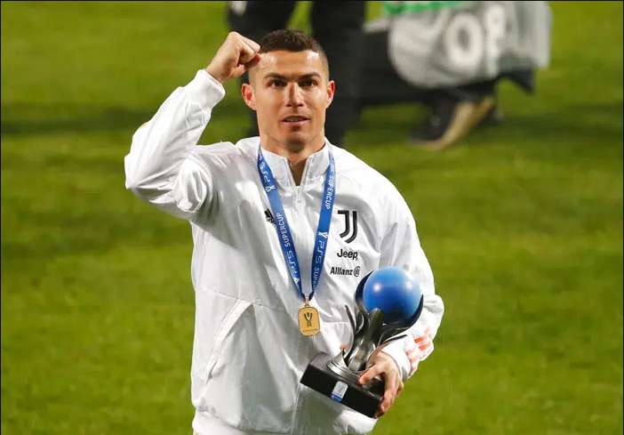Ronaldo cười toe toét, hạnh phúc hôn cúp vô địch trong ngày chính thức trở thành CHÂN SÚT VĨ ĐẠI NHẤT lịch sử